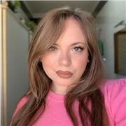 Laureata in mediazione linguistica, impartisce lezioni di inglese per studenti delle medie, superiori ed università